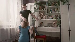 Муж пытается помириться с женой, но она занята