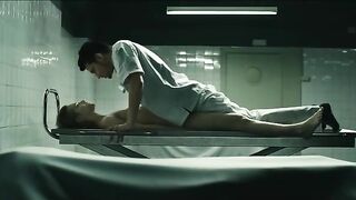 Труп внезапно оживает в морге на глазах у ребят