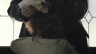 Девушка дает своему любовнику деньги