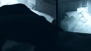 Маньяк шпионит за парой ночью во время секса