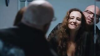 Мужик полез к жене в ванной, хотя она была против