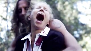 Маньяк поймал девушку в лесу