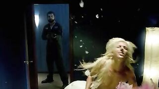 Убийца нападает на солдат и проституток в борделе