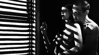 Девушка с сигаретой соблазняет бывшего у него дома