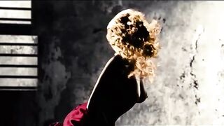 Юная проститутка пытается найти защиту у здоровенного мужика