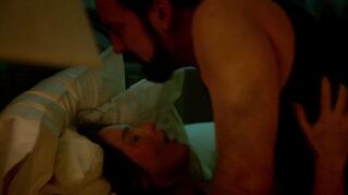 Мужчина имеет девушку во сне