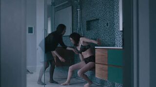 Подруга отрезвляет пьяную даму в душе