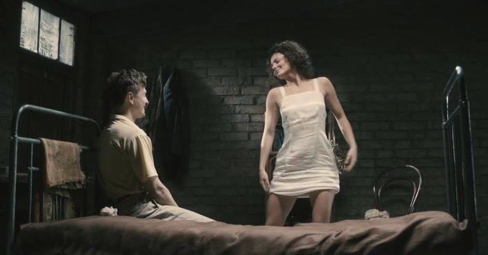 Девушка игриво раздевается перед своим женихом