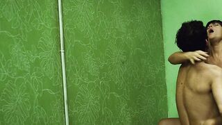 Любовники предаются страсти под пулями