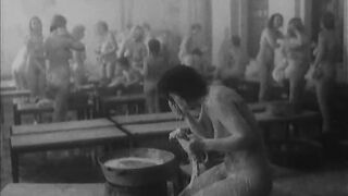 Русские женщины с детьми моются в общественной бане