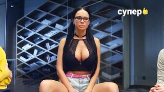 Сисястая брюнетка пришла на собрание анонимных инстаграмоголиков